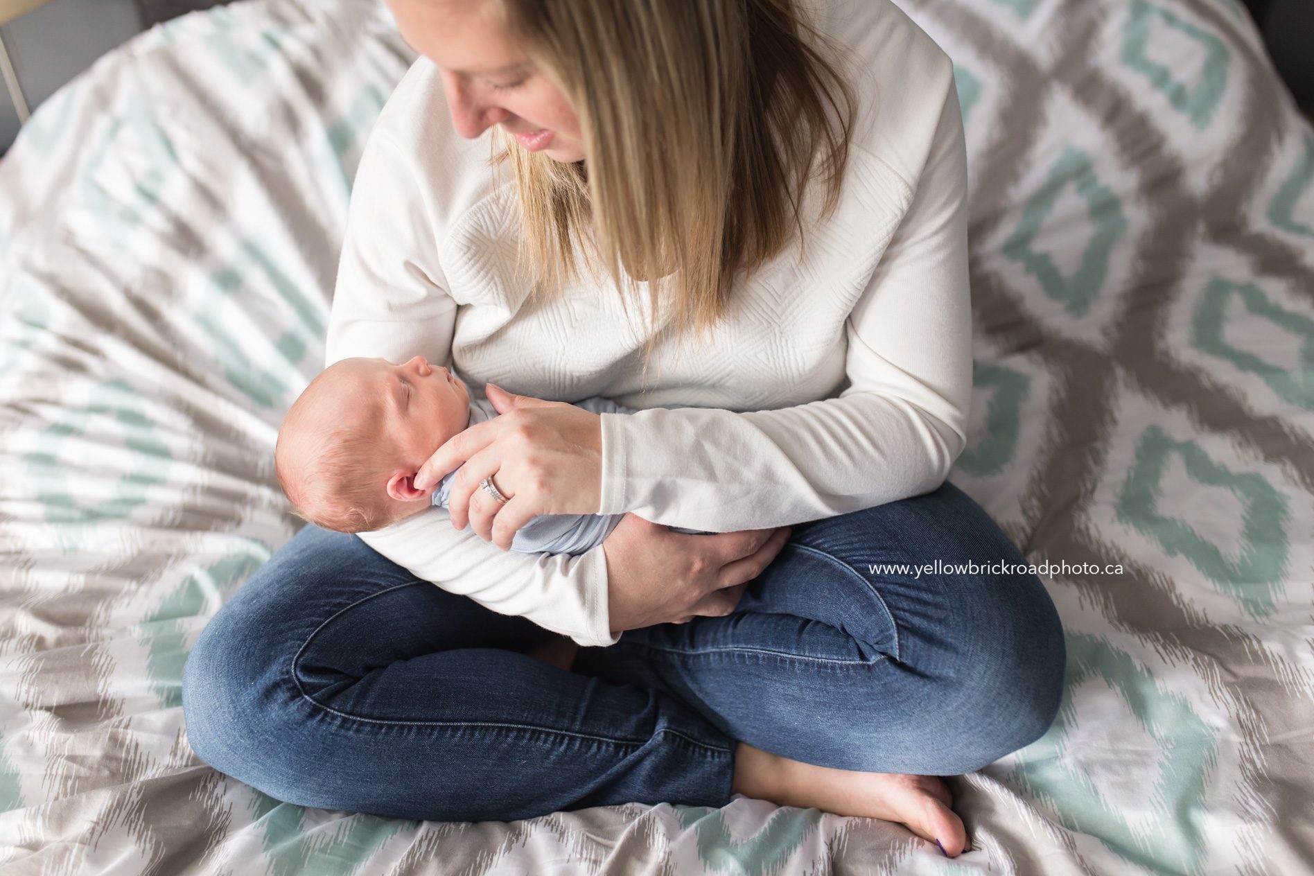 Guelph Newborn Photographer mom and baby