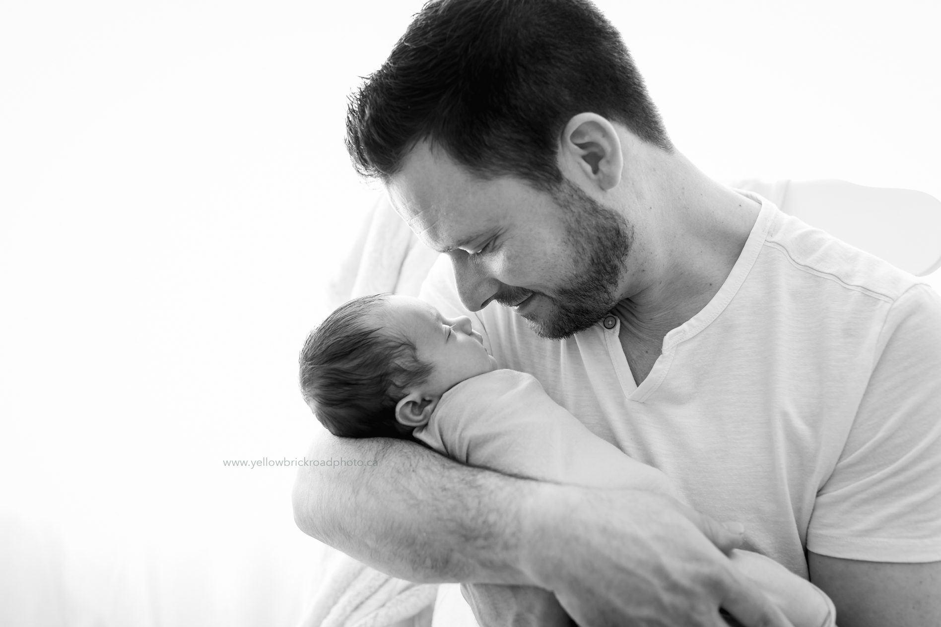 Cambridge Newborn Photographer Dad and newborn www.yellowbrickroadphoto.ca